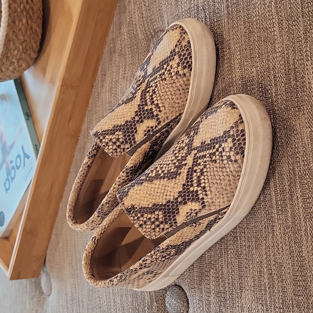 Slip on Vince Camuto sneakers